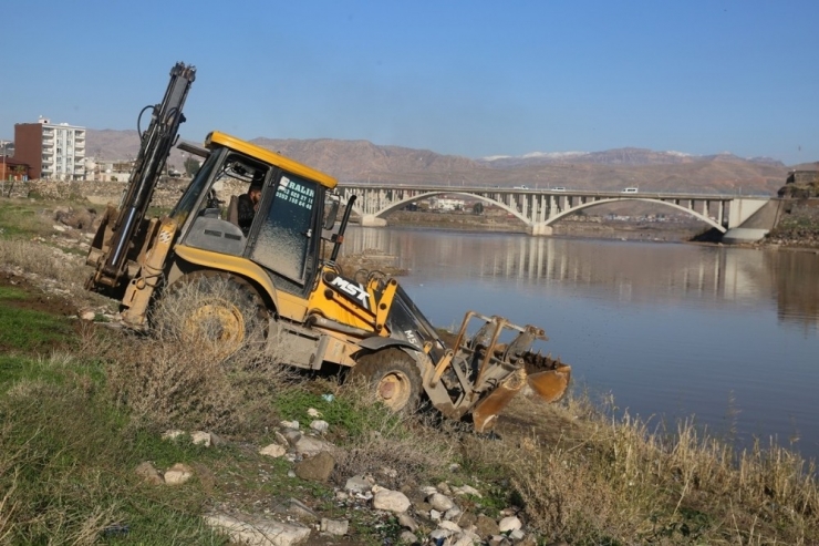 Cizre’de 19 Bin Metrekarelik Alanda Park Çalışması