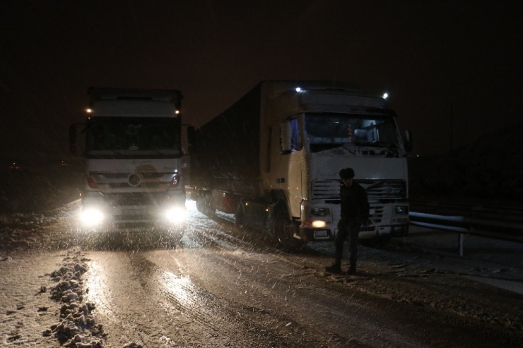 Sivas’ta Kar Yağışı Sürücülere Zor Anlar Yaşattı