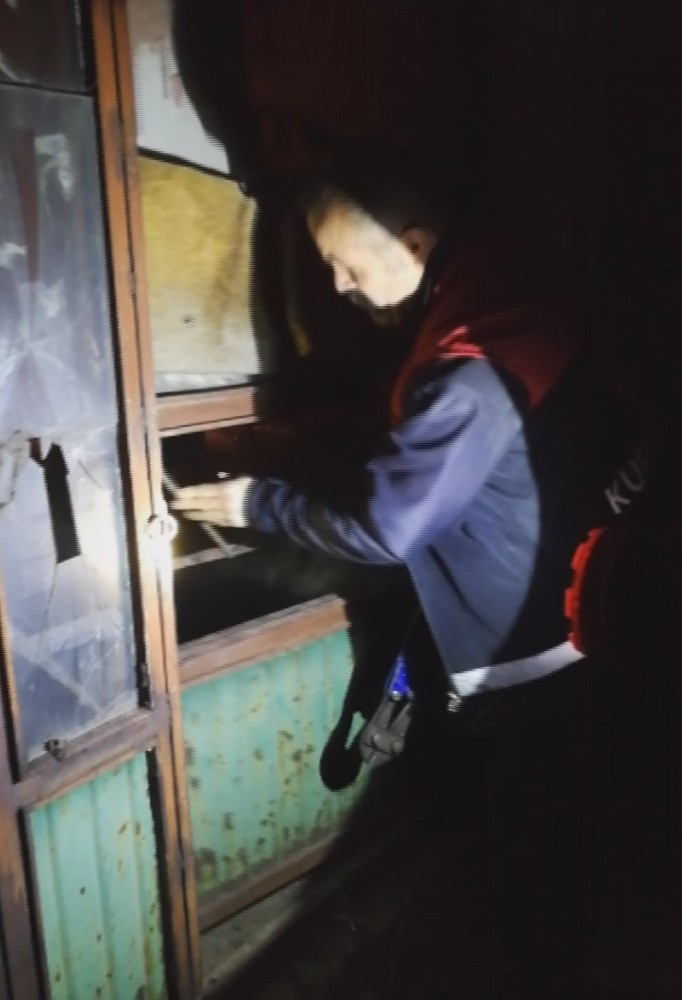 Alkol Alıp Ateş Yaktı, Boğulmak Üzereyken İtfaiye Kurtardı