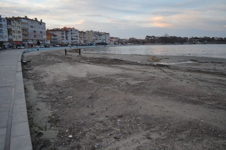 Deniz 30 Metre Çekildi, Balıkçı Tekneleri Ortada Kaldı