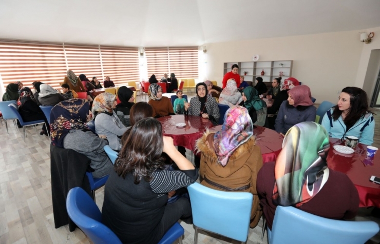 Kadınlar Dost Sohbetlerinde Bir Araya Geldi