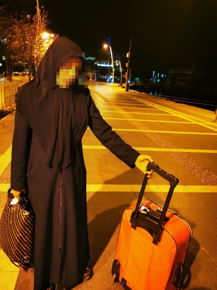 Bilmeden Velayetlerini Verdiği Evlatlarını Görebilmek İçin Sokakta Kaldı