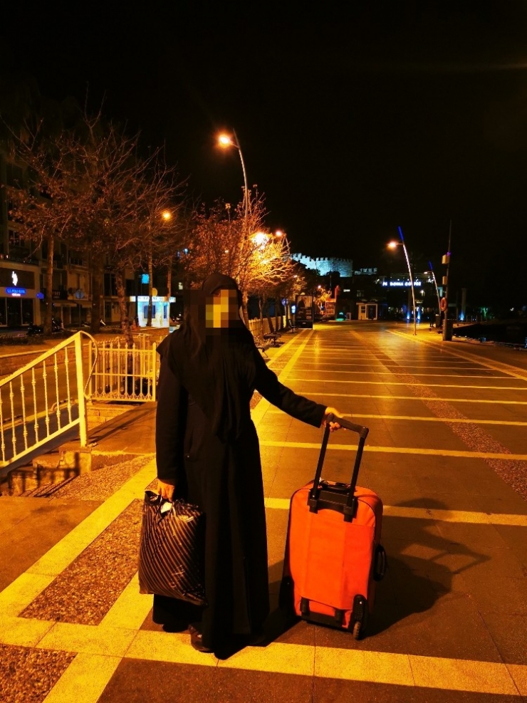 Bilmeden Velayetlerini Verdiği Evlatlarını Görebilmek İçin Sokakta Kaldı