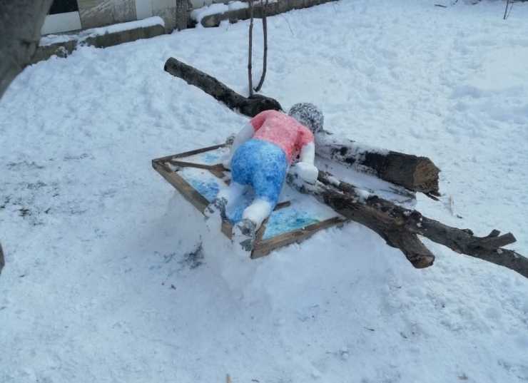 Vanlı Çocuklar, Aylan Bebeğin Kardan Heykelini Yaptı