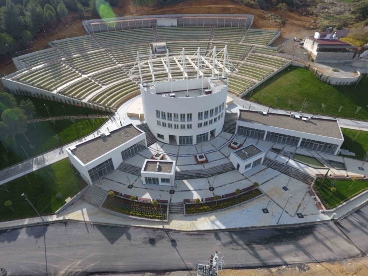 Burhaniye Belediyesi Amfi Tiyatroyu Devraldı