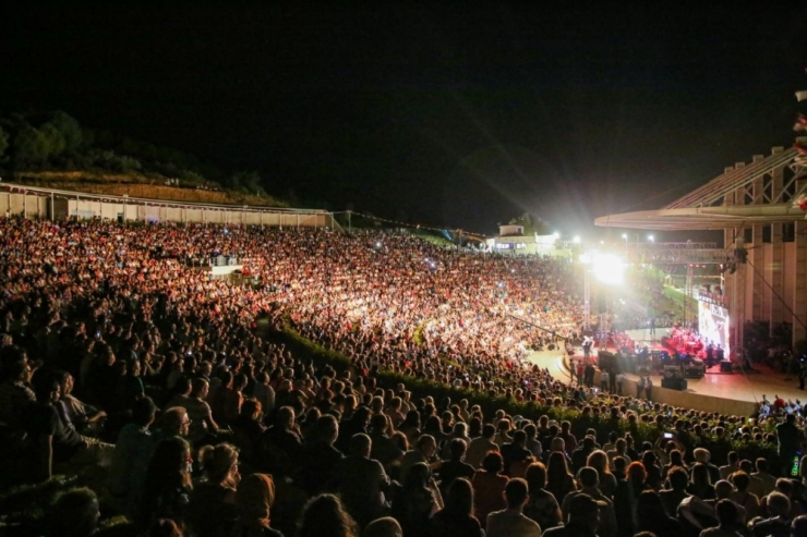 Burhaniye Belediyesi Amfi Tiyatroyu Devraldı