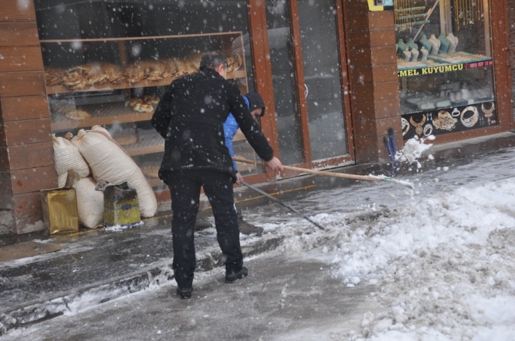 Bulanık’ta Kar, Büyükler İçin Çile Küçükler İçin Eğlence Oldu