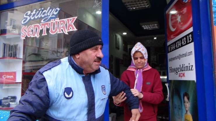 Görme Engelli Taklidi Yapan Kadın Dilencinin Mal Varlığı Dudak Uçuklattı