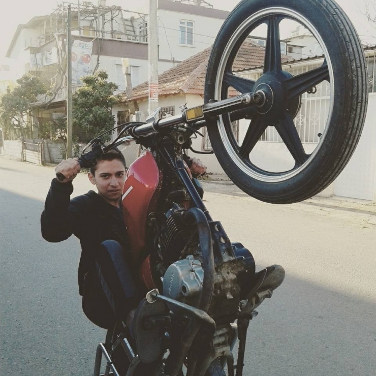 Kasksız Gençlerin Trafiğe Kapalı Alanda Motosiklet Kazası Ölümle Bitti: 2 Ölü