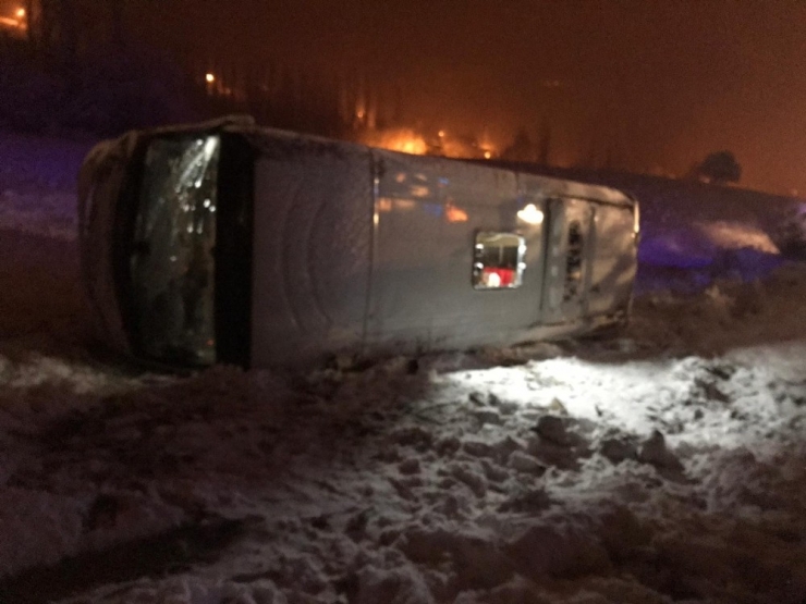 Futbolcuları Taşıyan Otobüs Devrildi