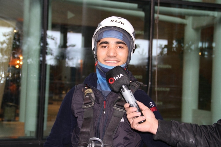 İstanbul Havalimanı’nın Devasa Terminal Camları Dağcılara Emanet