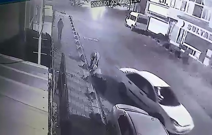 Sürücü, Araçta Bulunan Yaralıyı Yol Kenarına Bırakıp Kaçtı