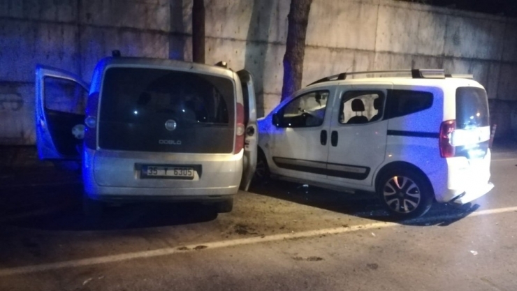 İki Hafif Ticari Araç Çarpıştı: 5 Ağır Yaralı