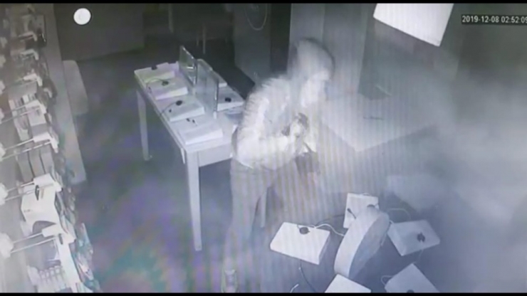 Levyeli Telefon Hırsızı Bekçiden Kaçamadı