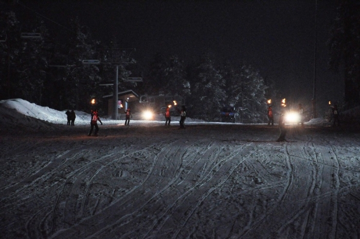 Sarıkamış Şehitleri Anısına Meşaleli Kayak Ve Lazer Gösterisi