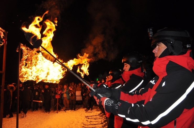 Sarıkamış Şehitleri Anısına Meşaleli Kayak Ve Lazer Gösterisi