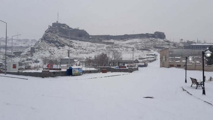 Kurt Karayoluna İndi