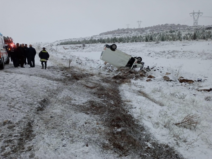Minibüs Şarampole Devrildi: 2 Yaralı