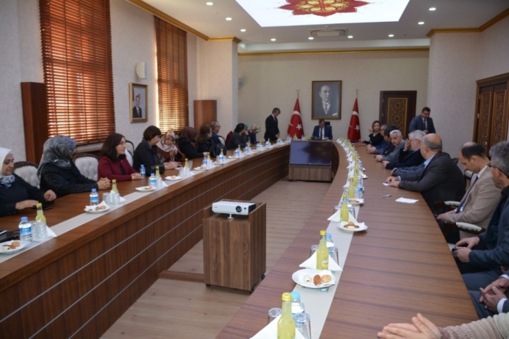 Vali Sezer: "Eğitim İçin Herkesin Aynı Yere Katkı Vermesi Lazım"