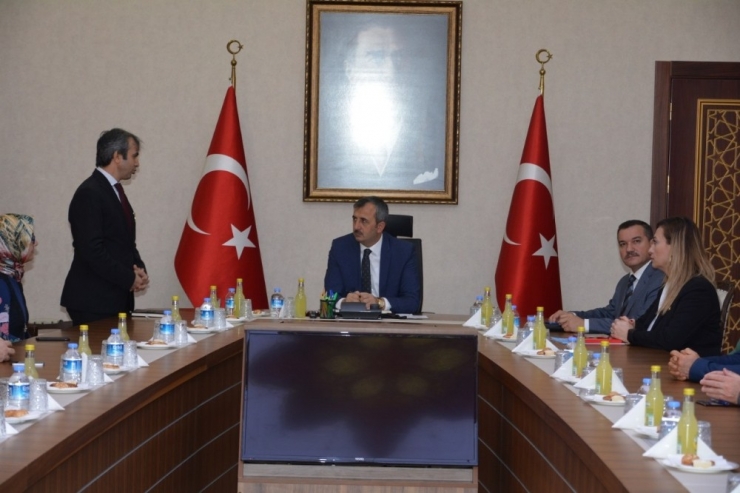 Vali Sezer: "Eğitim İçin Herkesin Aynı Yere Katkı Vermesi Lazım"