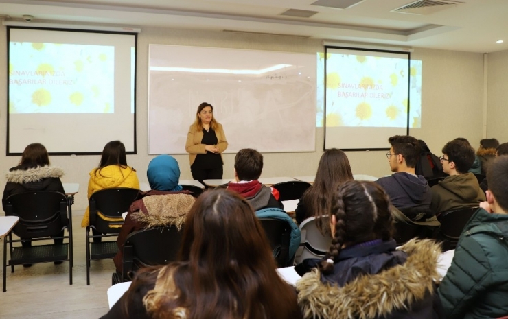 Lise Son Sınıf Öğrencileri Üniversite Hazırlığında