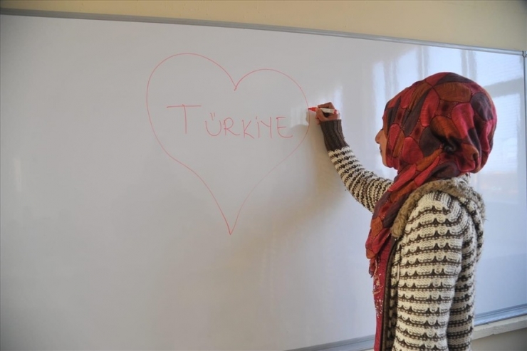 Mehmetçiğin Onardığı Okulda Eğitim Öğretim Başladı