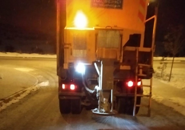 Nevşehir Belediyesi Ekipleri Tuzlama Çalışmalarını Aralıksız Sürdürüyor