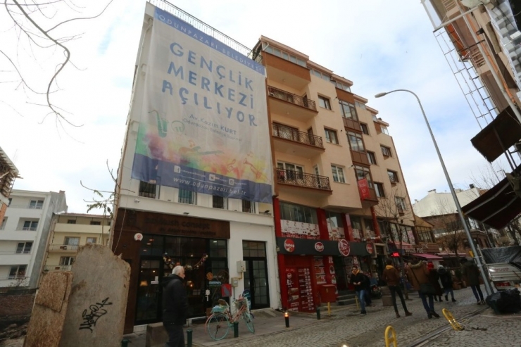 Adalar’daki Ceren Özdemir Gençlik Merkezi Öğrencileri Bekliyor