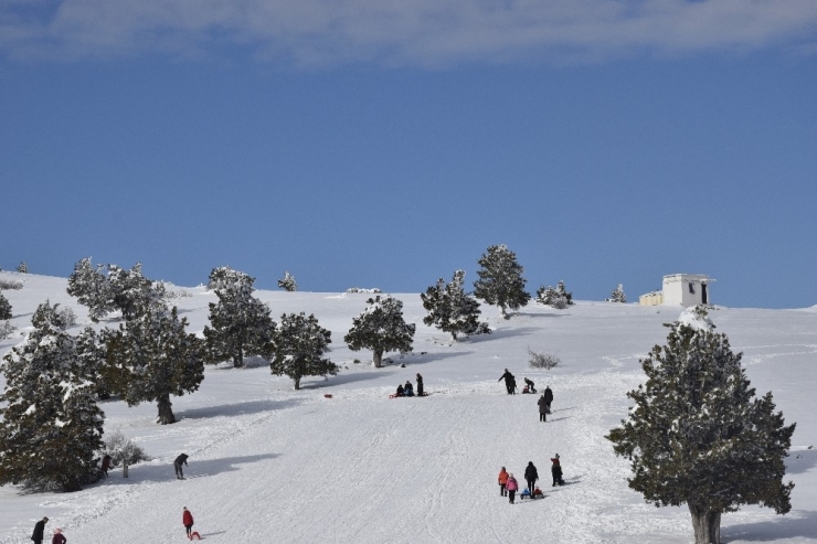 Salda Gölü Manzaralı Kayak Merkezinde Sezon Açıldı