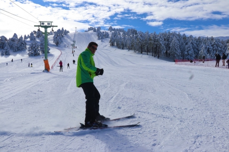 Salda Gölü Manzaralı Kayak Merkezinde Sezon Açıldı