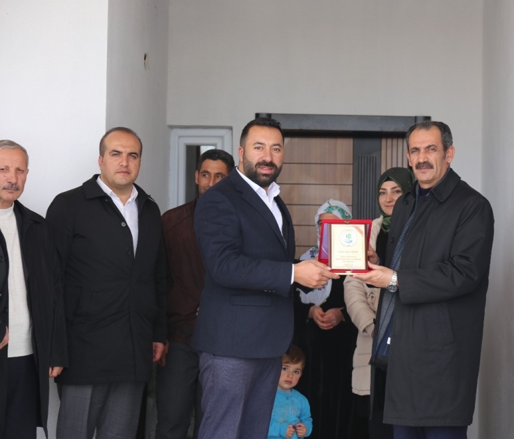 Başkan Tanış, İhtiyaç Sahibi Ailelere Anahtarlarını Teslim Etti