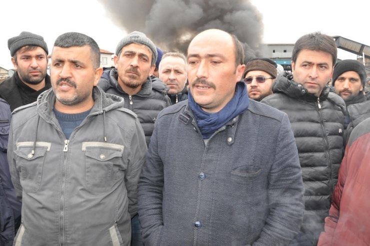 İşten Çıkarılan Maden İşçileri Ateş Yakıp Eylem Yaptı