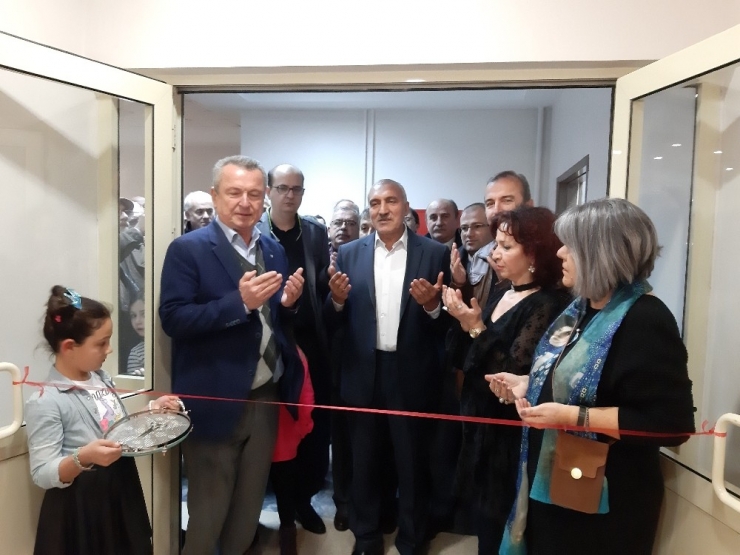 ‘Renk Ve Ahenk’ Karma Resim Sergisi Felçli Bir Çocuğa Yardım Etmek Amacı İle Açıldı