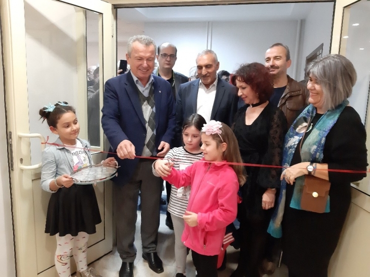 ‘Renk Ve Ahenk’ Karma Resim Sergisi Felçli Bir Çocuğa Yardım Etmek Amacı İle Açıldı