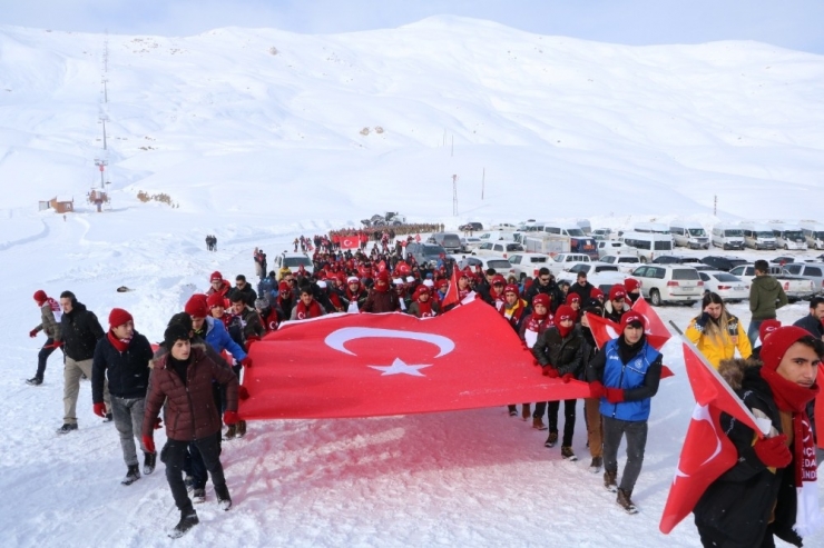 Hakkari 2 Bin 800 Rakımda Şehitler İçin Yürüyüş