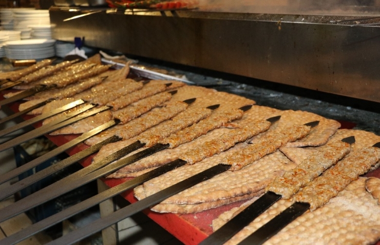 Adana Kebap İlk Siyez Pidesiyle Servis Edildi