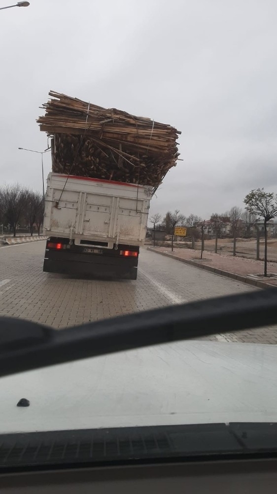 Tahta Yüklü Kamyon Tehlike Saçtı