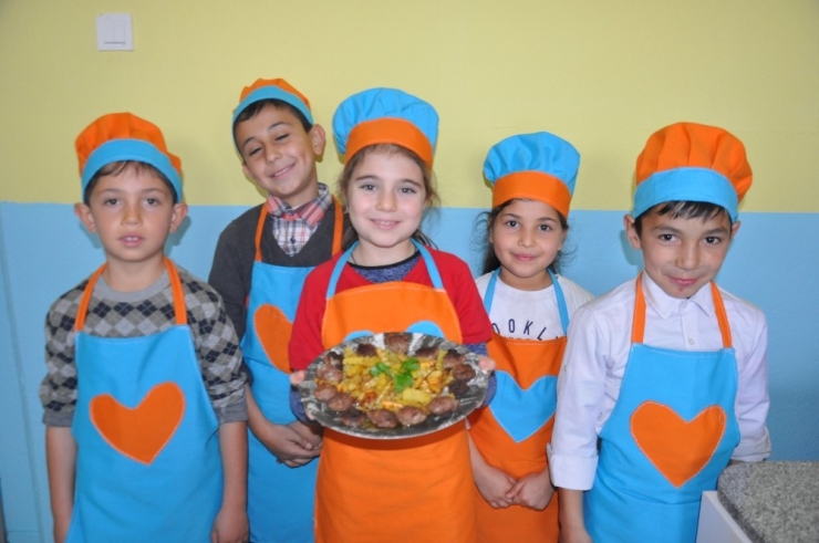 Okullarında Yaptılar, Yalnız Yaşayan Yaşlılara Dağıttılar