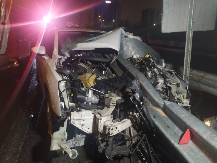 Bariyere Ok Gibi Saplanan Otomobilde Bir Kişi Ağır Yaralandı