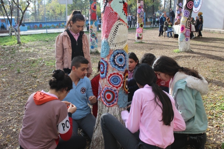 Öğrenciler El Örgüleriyle Ağaçları Giydirdi