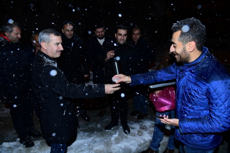Kar Mücadelesinde Çalışanlara Başkan Çınar’dan Baklava İkramı