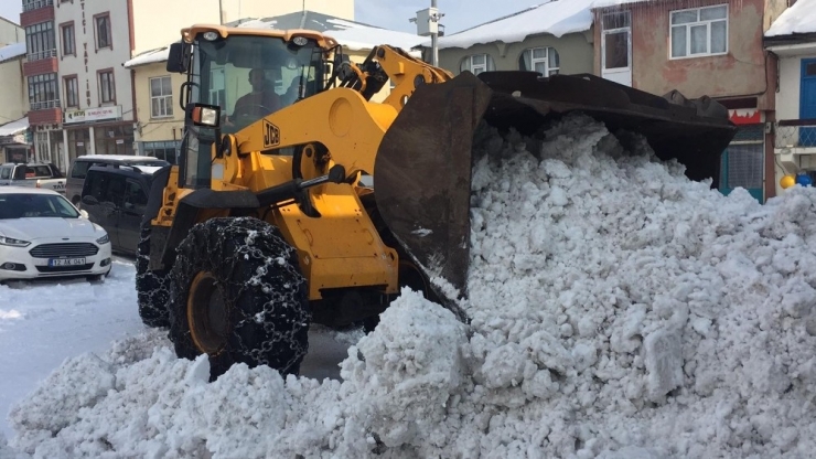 Karlıova’da Kar Kamyonlarla Taşınıyor