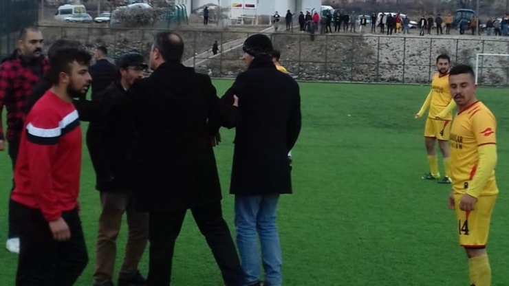 Futbolcular Sahada Tekme-tokat Kavga Etti, Polis Havaya Ateş Açtı