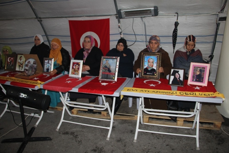 Annelerin Hdp Önündeki Evlat Nöbeti 125’inci Gününde