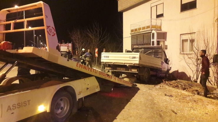 Yanan Araçtaki Yaralılar Ölümden Son Anda Kurtuldu