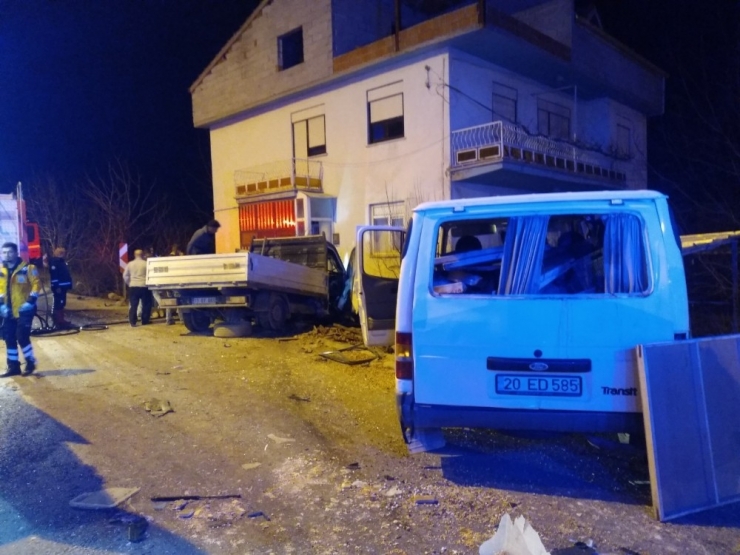 Yanan Araçtaki Yaralılar Ölümden Son Anda Kurtuldu