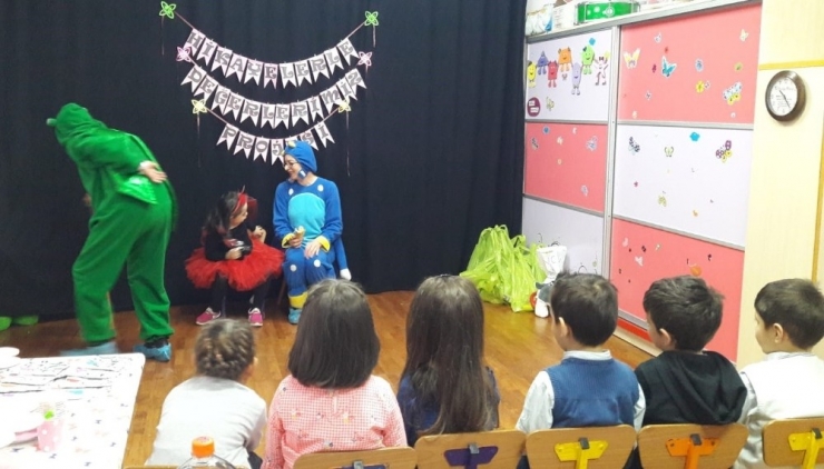 Veliler Hem Hazırladı Hem Çocuklarıyla Oynadı