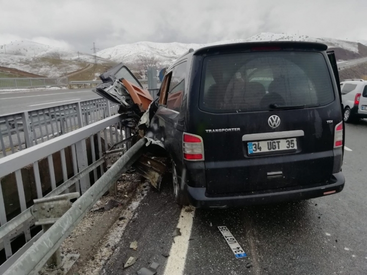 Elazığ’da Minibüs Bariyere Çarptı: 3 Yaralı