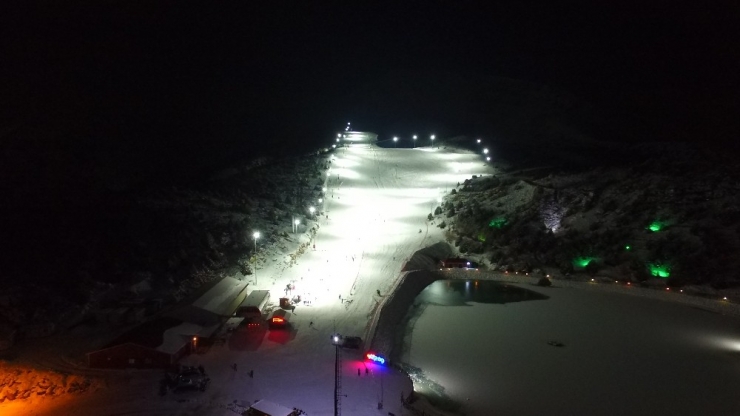 Ergan Kayak Merkezi’nde Gece Kayak Keyfi