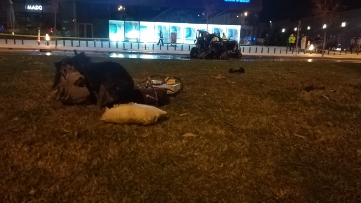 İzmir’de Feci Kaza... Takla Atan Araçtan Caddeye Savruldular: 2 Ölü, 1 Yaralı